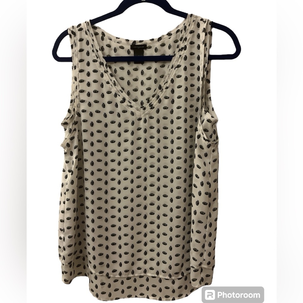 Ann Taylor sleeveless blouse Sz M.  Cream and black v neck with pineapple print